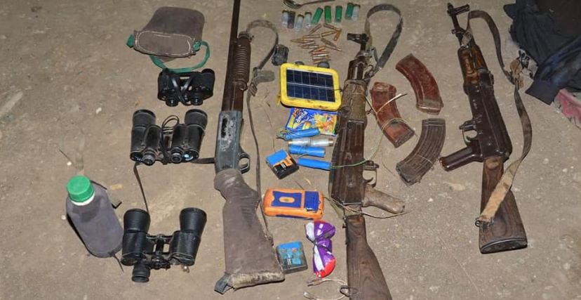 الأسلحة المسترجعة من عملية القضاء على ثلاثة إرهابيين في تيبازة (فيسبوك/الترا جزائر)