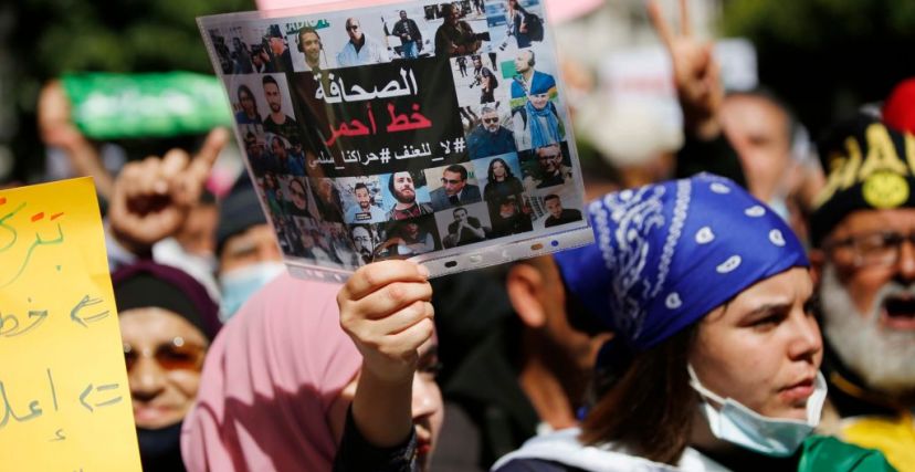 متظاهرون رفعوا مطلب إطلاق سراح الصحافيين في الحراك (الصورة:Getty)