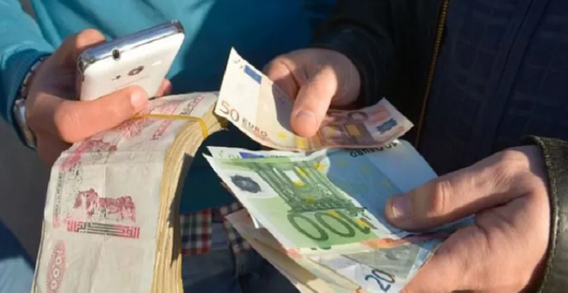مبادلات العملة في سوق السكوار بالعاصمة (فيسبوك/الترا جزائر)