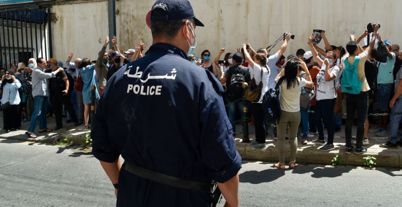 احتجاجات صحافيين أمام دار الصحافة بالعاصمة (الصورة: رياض قرامدي/أ.ف.ب)