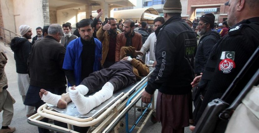 إسعاف ضحايا التفجير في مسجد باكستان (فيسبوك/الترا جزائر)