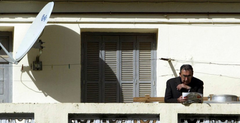 رجل على شرفة منزلة بإحدى قرى تيزي وزو (الصورة:Getty)