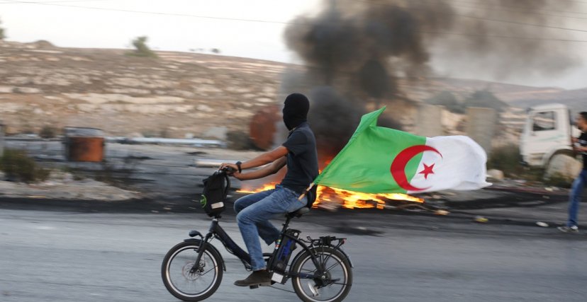 علم الجزائر في مواجهات مع جنود الاحتلال في الضفة الغربية (GETTY)