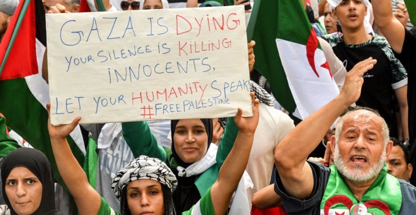  (الصورة: Getty) مسيرة في الجزائر تضامنًا مع فلسطين