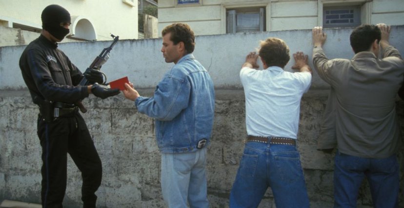  (الصورة: Getty) ضابط جزائري يتحقق من هويات مواطنين سنة 1992