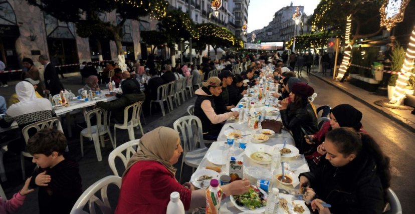 إفطار جماعي في شارع أودان بالعاصمة (فيسبوك/الترا جزائر)