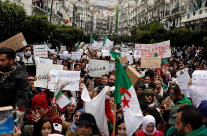 كيف رد الشارع الجزائري على استجابة بوتفليقة 